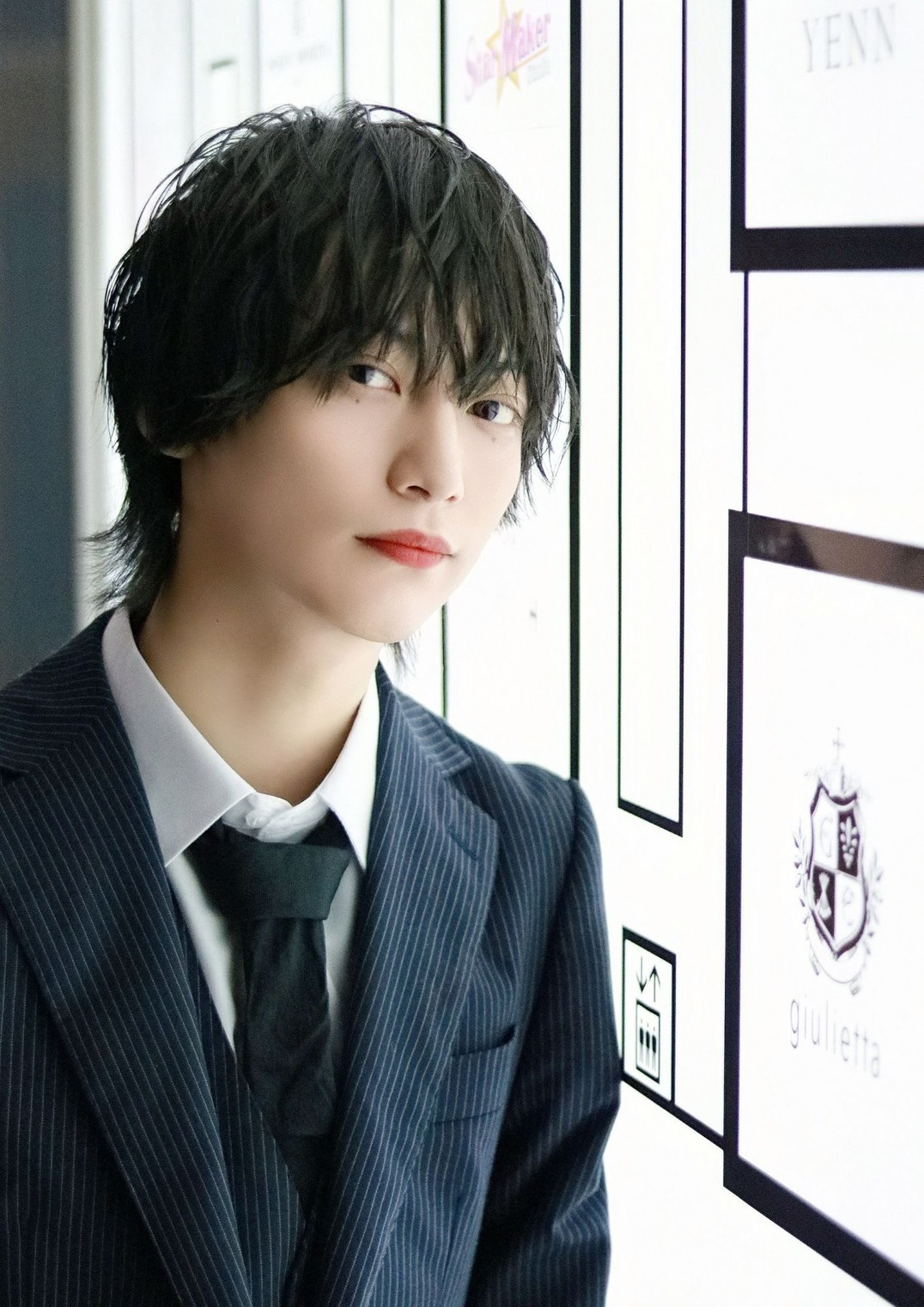 CREATE GROUP ギャラリー：ピンストライプスーツのホスト、館内でのポートレート